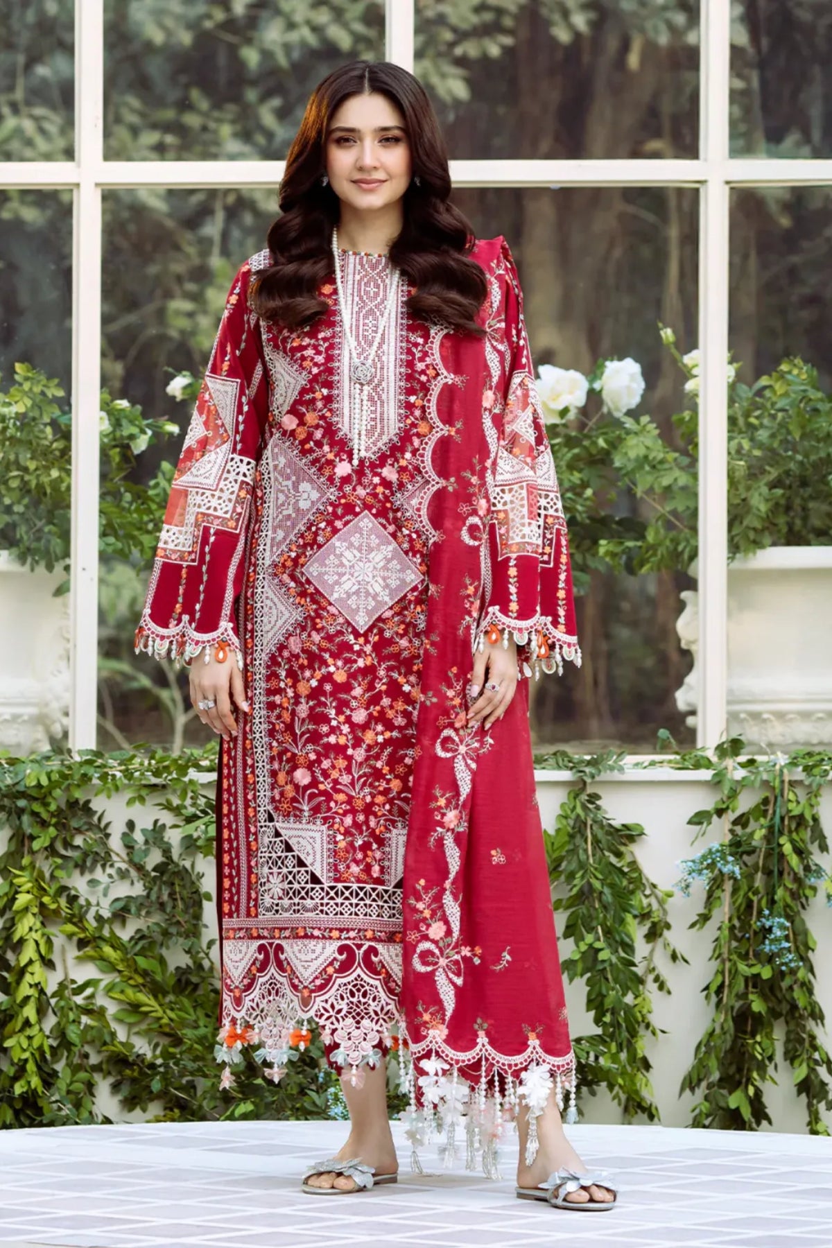New Embroidery beautiful Artical Lawn 3pc