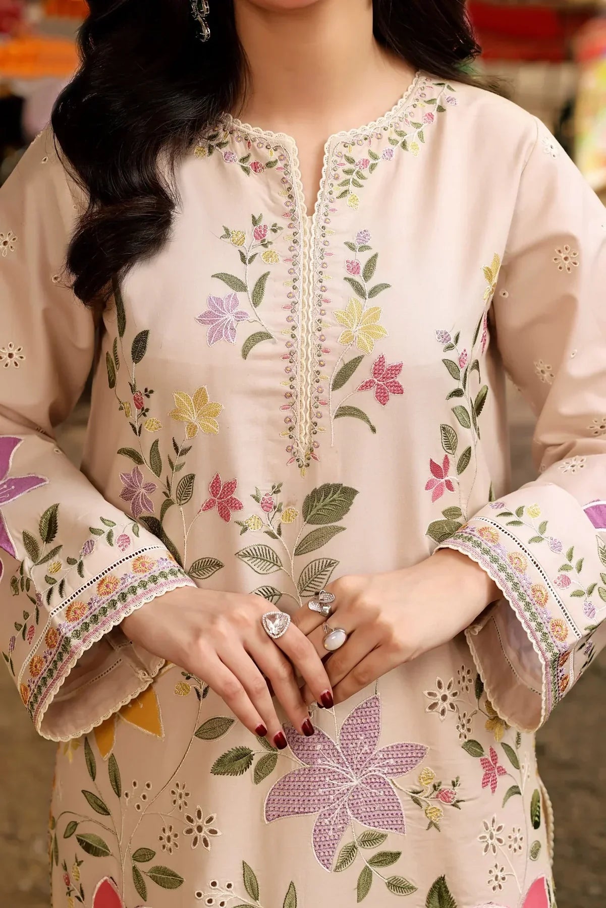 New Embroidery beautiful Artical Lawn 3pc