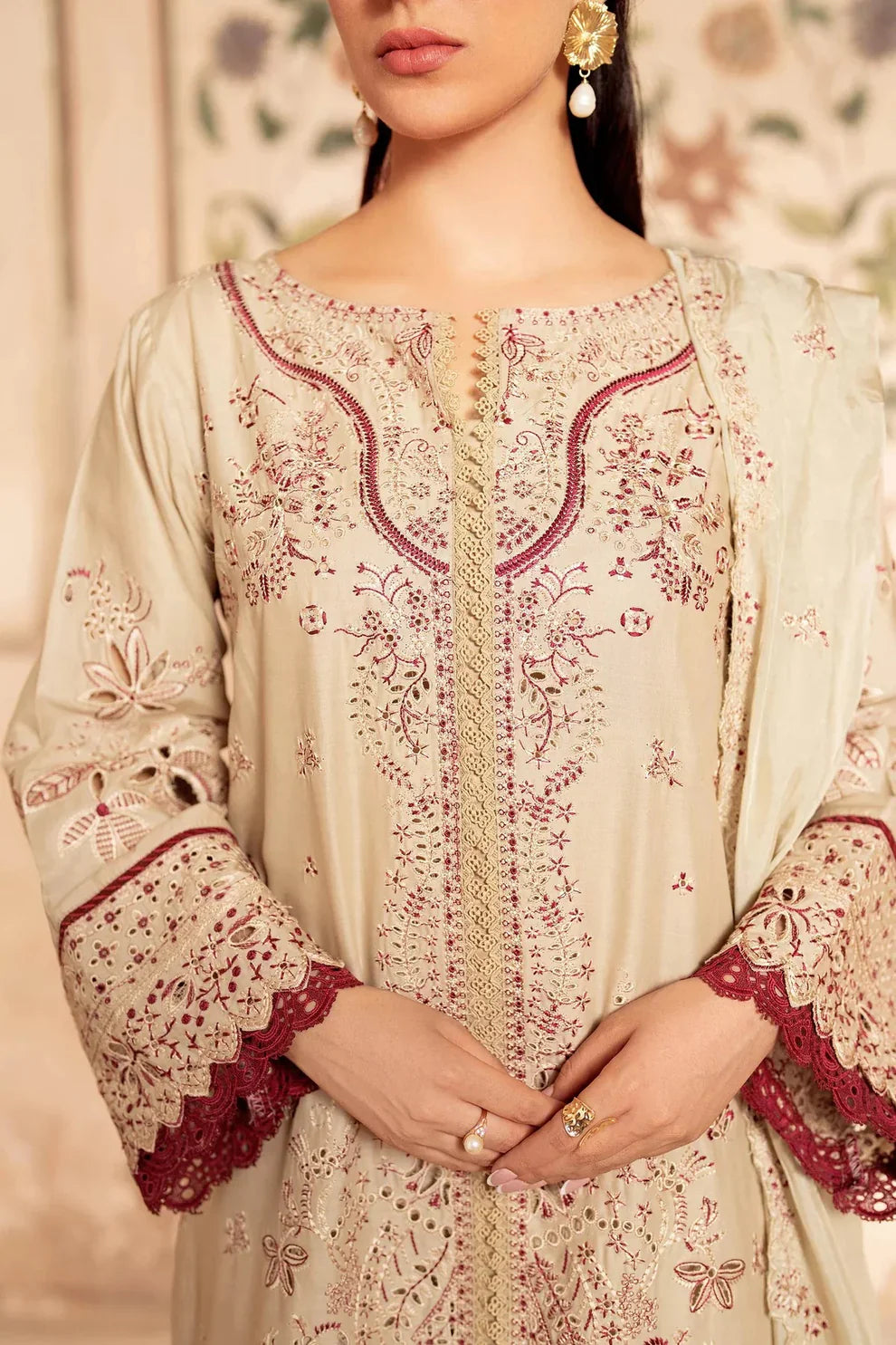 New Embroidery beautiful Artical Lawn 3pc